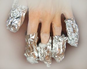 Como quitar las uñas de resina en casa papel plata